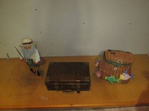 lot 93 image: Vintage Wood suitcase style ornamen...