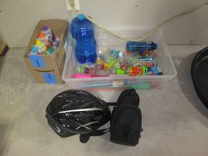lot 105 image: Lot of assorted finger paints, bubb...
