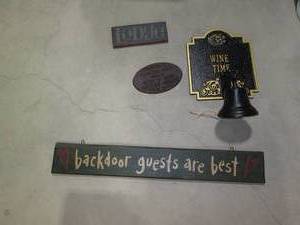 lot 108 image: 36in wall plaque, vintage metal wal...