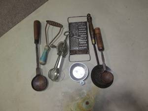 lot 140 image: Lot of vintage metal kitchen utensi...