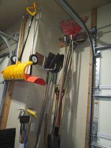 lot 307 image: Large lot of shovels, rakes and yar...