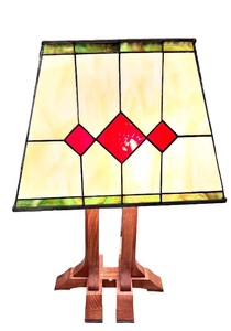 lot 5 image: Stained Glass Table Lamp with Wooden Base