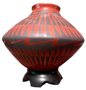 lot 46 image: Handcrafted Southwest Style Pottery Vase with Geometric Design By Mata Ortiz