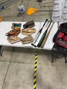 lot 21 image: SPORTS BAG W 6 BASEBALL GLOVES, & 4 BASEBALLSOFTBALL BATS