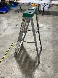 lot 31 image: 4 FT ALUMINUM STEP LADDER
