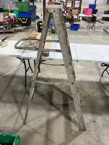 lot 33 image: 5 FT ALUMINUM LADDER