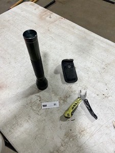 lot 51 image: MAG LIGHT & GUARDSMAN UTILITY TOOL