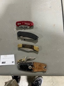 lot 61 image: 4 POCKET KNIVES