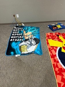 lot 89 image: 4 BLANKETS 1 PILLOW