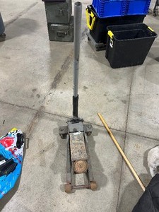 lot 129 image: 3 TON JACK