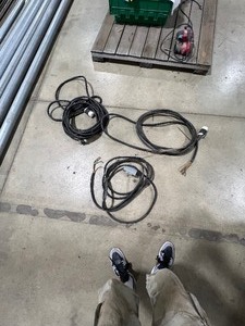 lot 135 image: HEAVY DUTY ELECTRICAL CORDS 3 & 4 WIRE
