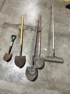 lot 142 image: 4 SHOVELS  1 STEEL RAKE