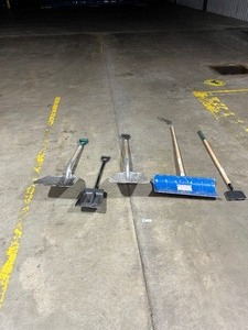 lot 144 image: 4 SHOVELS 1 CHISEL