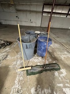 lot 176 image: 4 GARBAGE CANS ON WHEELS, 2 BROOMS, & 1 DUST PAN