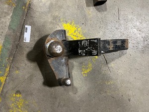 lot 157 image: 4 DROP HITCH W 2-516 BALL