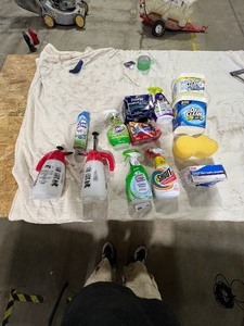 lot 166 image: TABLE FULL OF CLEANING ITEMS