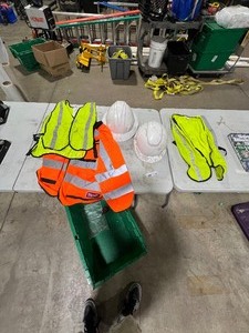 lot 172 image: 3 SAFETY VESTS & 2 HARD HATS