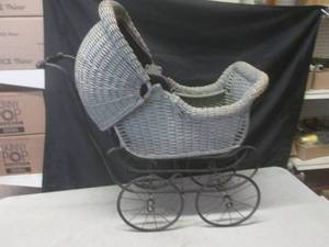 lot 25 image: (EW5) Vintage Wicker Baby Doll Carr...