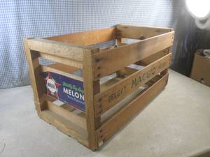 lot 34 image: (EW4) Vintage Maggio Melons Wood Cr...
