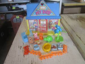 lot 47 image: (CSB) Vintage Pet Shop Play Set by ...