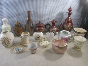 lot 82 image: (F-2) Assorted Vintage Decor Vases ...