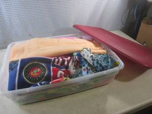lot 103 image: (EW3) Tote Full of Assorted Fleece ...