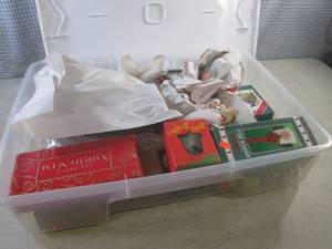 lot 108 image: (EW5) Tote of Assorted Christmas De...