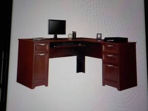 lot 8 image: Magellan L Shaped Desk - classic Ch...