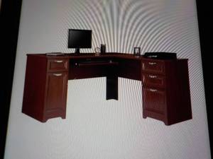lot 9 image: Magellan L Shaped Desk - classic Ch...