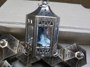 lot 197 image: Case of 20 Battery Lanterns 4 high...