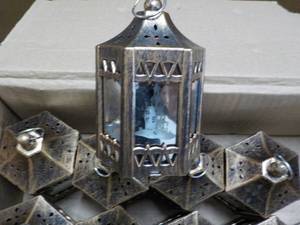 lot 198 image: Case of 20 Battery Lanterns 4 high...