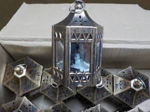 lot 199 image: Case of 20 Battery Lanterns 4 high...