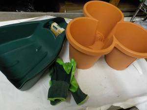 lot 211 image: 2 Leaf Scoops, Garden Gloves and Se...