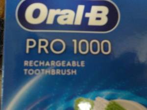lot 124 image: Oral B Pro 1000 Rechargeable Toothb...