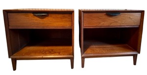 lot 4 image: Pair of Dillingham Mid-Century Modern Walnut Nightstands