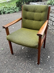 lot 12 image: Mid Century Modern Johnson Chair Co. Lounge Chair with Green Upholstery