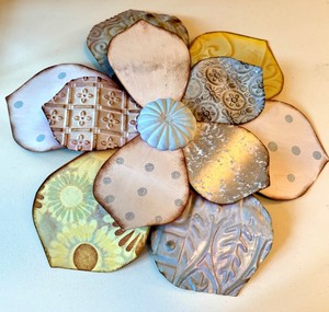 lot 90R image: Embossed Metal Flower Wall Hanging Decor 19.5 Inch