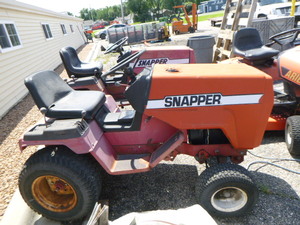 lot 4 image: Snapper 1600 Riding Lawn Mower FOR PARTS