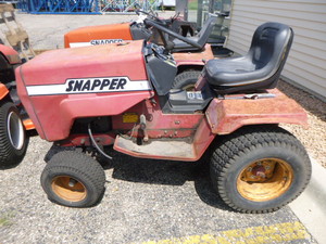 lot 5 image: Snapper 1650 Riding Lawn Mower FOR PARTS