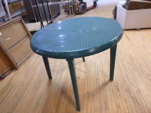 lot 39 image: Round Plastic Outdoor Table