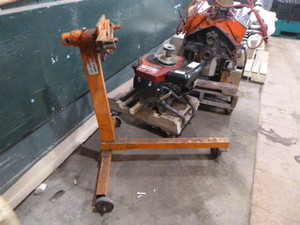 lot 43 image: Engine Stand