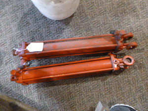 lot 49 image: 2 Hydraulic Cylinders