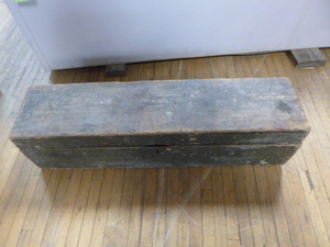 lot 98 image: Vintage Wooden Toolbox with Hand Saws