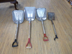 lot 135 image: 4 Shovels