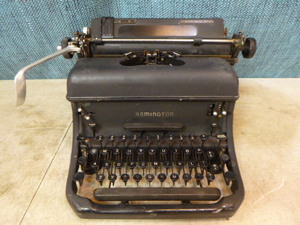 lot 140 image: Antique Remington Manual Typewriter