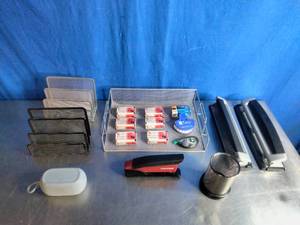 lot 22 image: Lot of Office Supplies