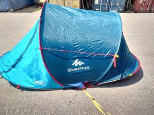 lot 41 image: Quechua 2 Second XL Fresh & Black Waterproof Pop Up Camping Tent
