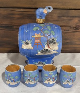 lot 25 image: Vintage Japanese Hinode Moriage Sake Barrel with Four Cups