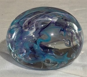 lot 39 image: Pretty Art Glass Paperweight