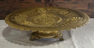lot 106 image: Heavy Vintage Hammered Brass Lazy Susan Platter